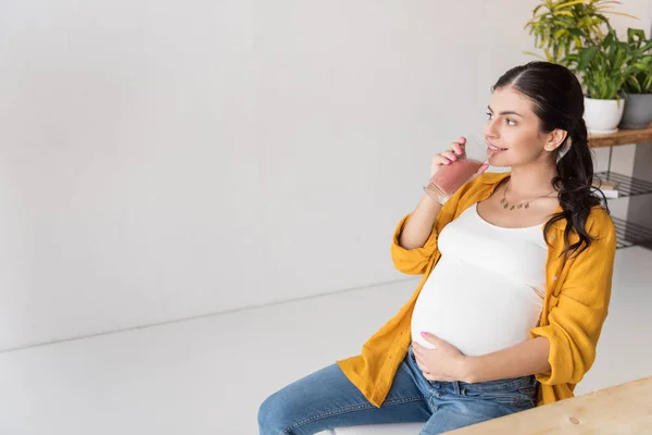 Mujer embarazada bebiendo desintoxicación - foto de stock