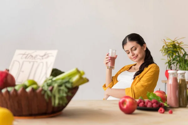 Pregnant woman with detox drink in hand — Stock Photo