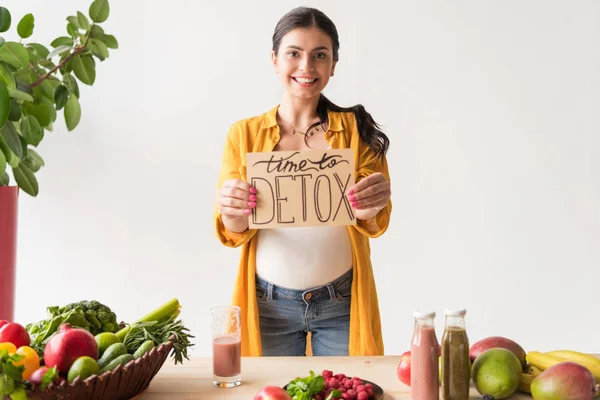Pregnant woman with time to detox card — Stock Photo