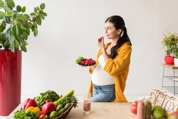 Mulher grávida com alimentos orgânicos — Fotografia de Stock