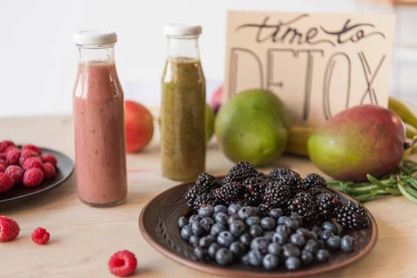 Bebidas desintoxicantes e alimentos biológicos — Fotografia de Stock