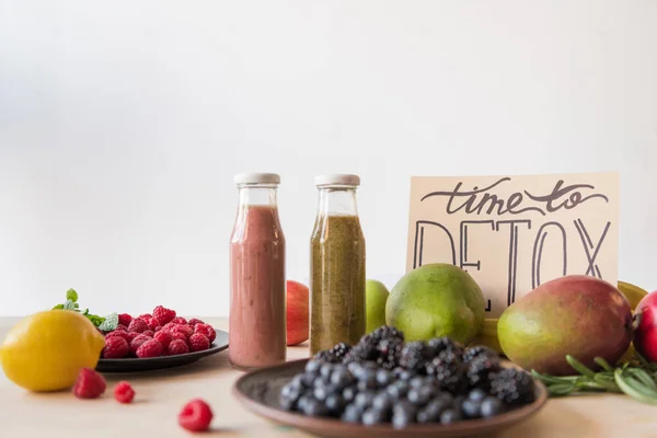 Bebidas desintoxicantes e alimentos biológicos — Fotografia de Stock