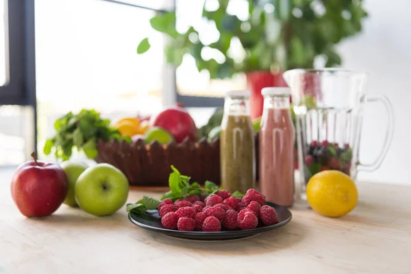 Entgiftungsgetränke und gesunde Ernährung — Stockfoto