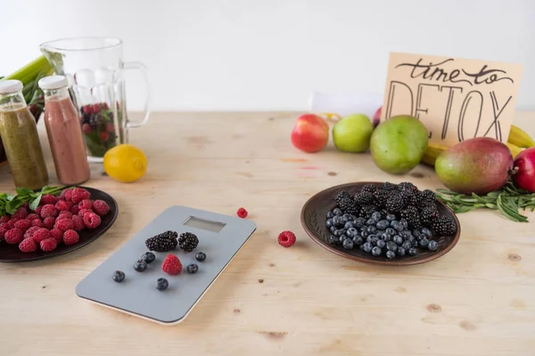 Fresh berries and fruits — Stock Photo