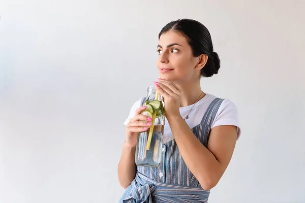 Mujer reflexiva con bebida desintoxicante - foto de stock