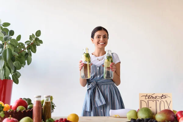 Femme avec boissons de désintoxication — Photo de stock