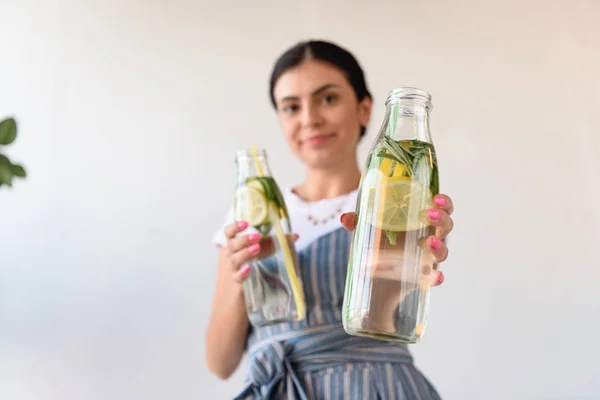 Femme avec boissons de désintoxication — Photo de stock