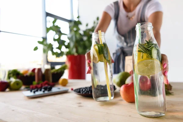 Bebidas desintoxicantes - foto de stock