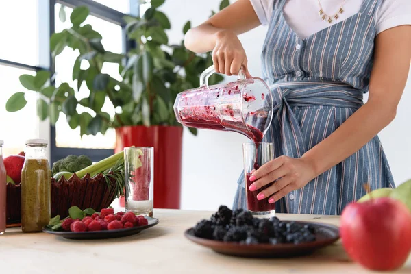 Mujer cocina desintoxicación bebida - foto de stock