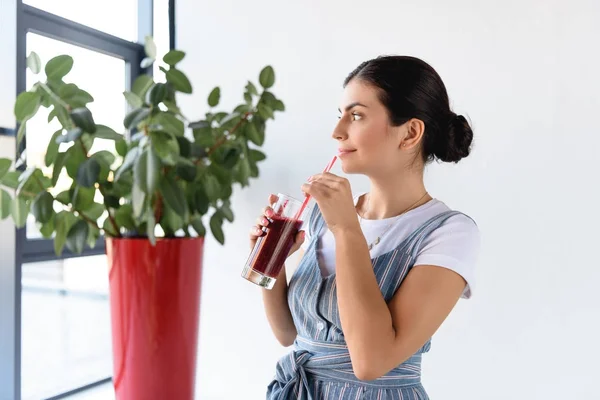 Nachdenkliche Frau mit Entgiftungsgetränk — Stockfoto