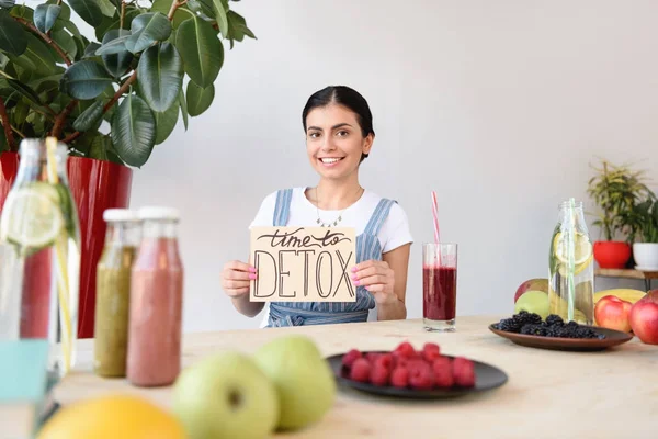 Smiling woman with time to detox card — Stock Photo