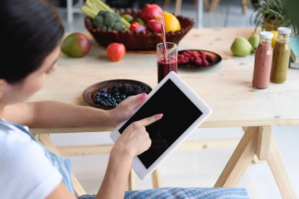 Frau zeigt auf Tablet — Stockfoto