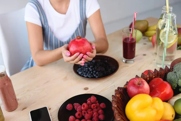 Frau mit Grapefruit in den Händen — Stockfoto