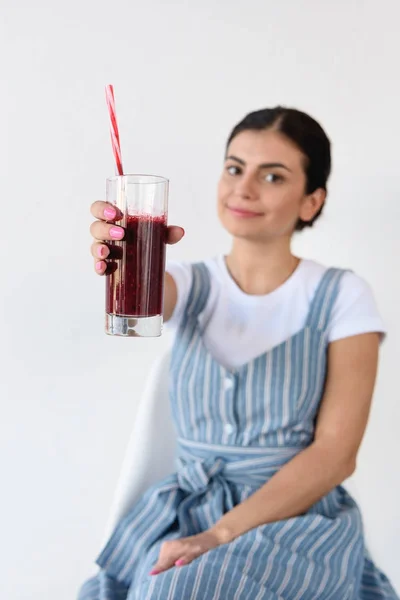 Femme avec boisson de désintoxication — Photo de stock