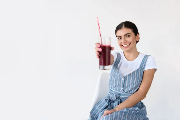 Женщина с детоксикационным напитком — Stock Photo