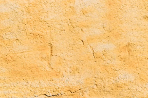 Выветренная оранжевая стена — стоковое фото