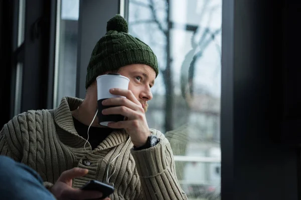 Mann blickt auf Fenster — Stockfoto