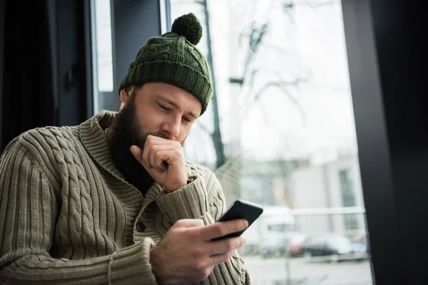 Homme regardant Smartphone — Photo de stock