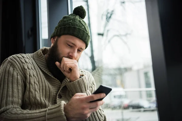 Hombre mirando Smartphone - foto de stock