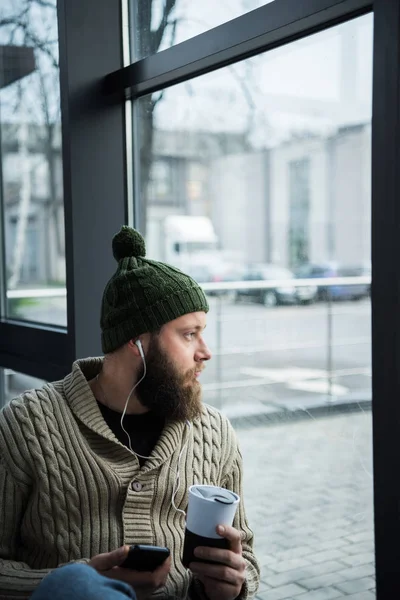 Homme écoutant de la musique avec smartphone — Photo de stock