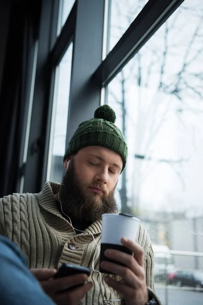 Mann hört Musik mit Smartphone — Stockfoto