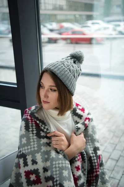 Fille enveloppée dans une couverture chaude — Photo de stock