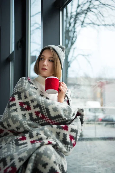 Fille tenant tasse rouge — Photo de stock