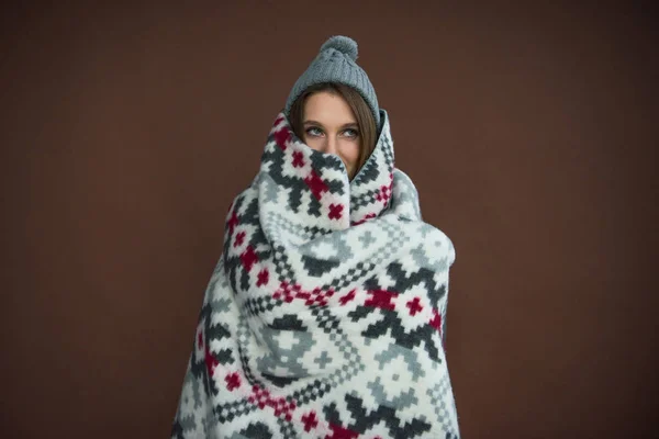 Mujer envuelta en manta — Stock Photo