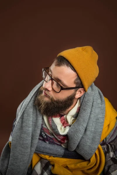 Чоловік, загорнутий у шарфи — стокове фото