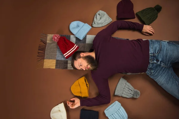 Homme couché à bras ouverts — Photo de stock