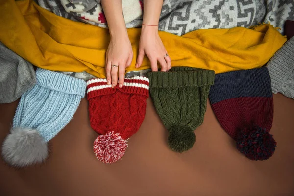 Женщина выбирает зимнюю шляпу — стоковое фото