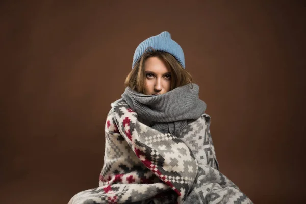 Menina séria envolto em cobertores quentes — Fotografia de Stock