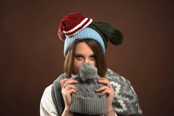 Femme regardant dehors de chapeau d'hiver — Photo de stock