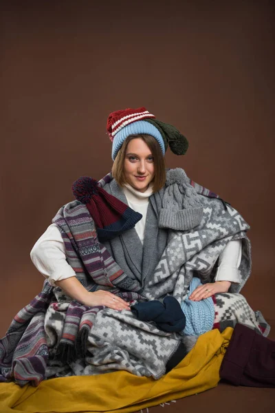 Mujer con sombreros de invierno - foto de stock