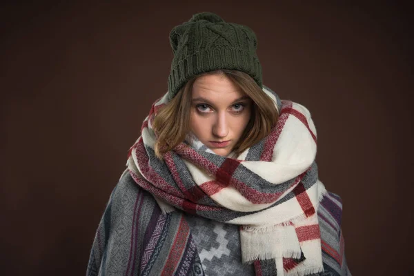 Muchacha molesta en ropa de invierno - foto de stock