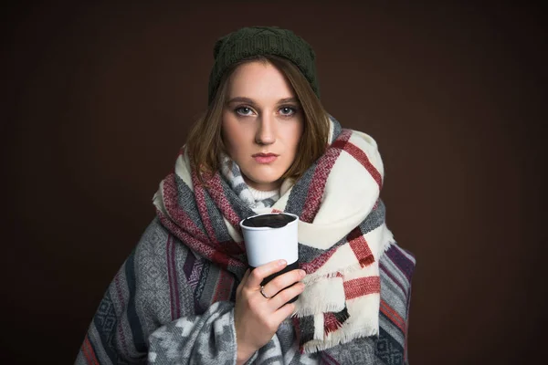 Chica sosteniendo termo taza - foto de stock