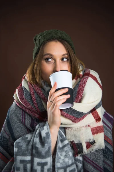 Chica bebiendo de la taza del termo — Stock Photo