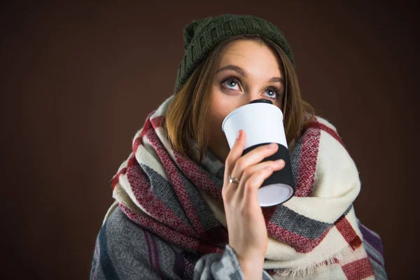 Mujer bebiendo de la taza del termo - foto de stock