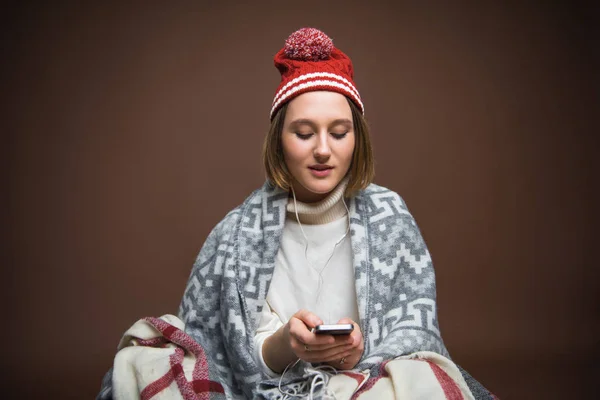 Mädchen schaut aufs Smartphone — Stockfoto