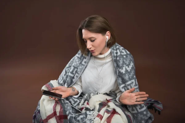 Girl listening music — Stock Photo