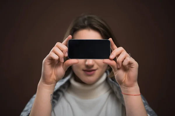 Woman holding smartphone — Stock Photo