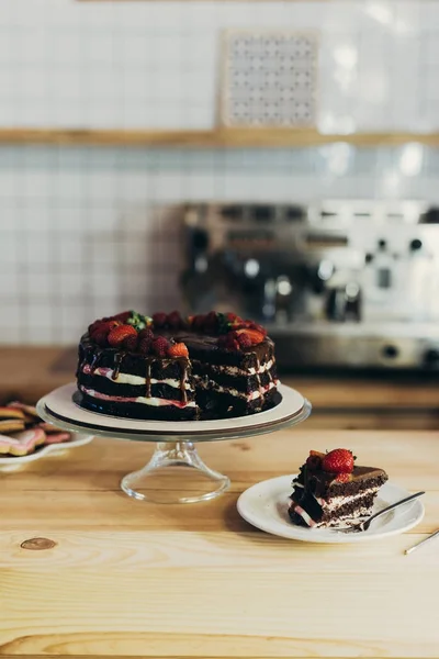 Pièce de délicieux gâteau aux fruits — Photo de stock