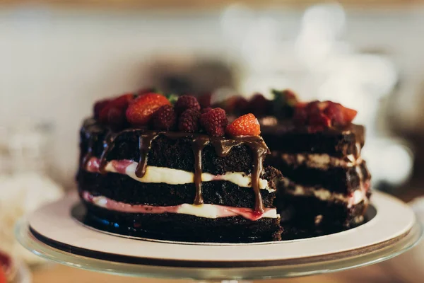 Шоколадний торт з фруктами — стокове фото