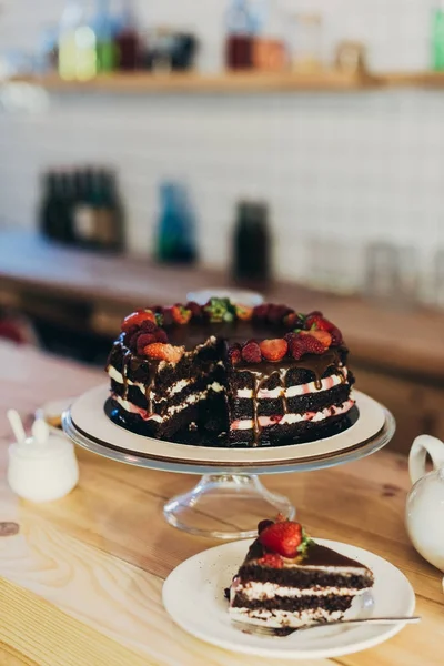 Pastel de chocolate con bayas - foto de stock