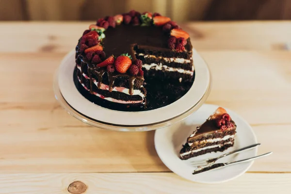 Pièce de délicieux gâteau aux fruits — Photo de stock