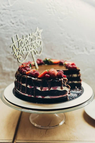 Torta con Buon Compleanno segno — Foto stock