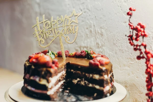 Kuchen mit Happy Birthday Schild — Stockfoto