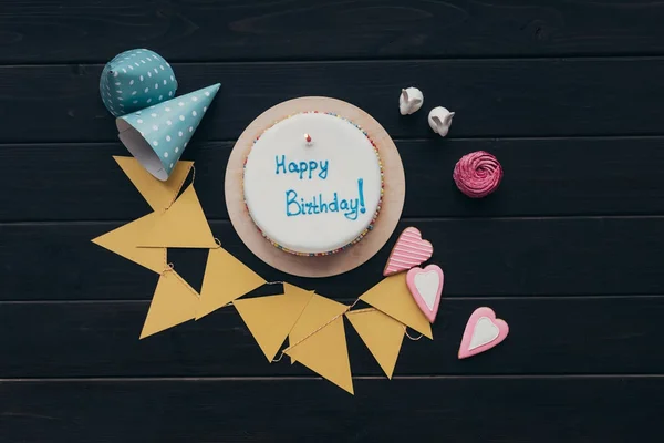 Pastel de cumpleaños con guirnalda de papel triangular - foto de stock