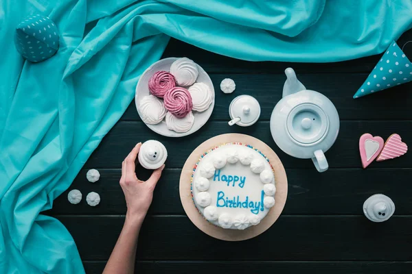 Mulher colocando cupcake na mesa de aniversário — Fotografia de Stock