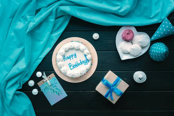 Pastel de cumpleaños con regalo y dulces — Stock Photo